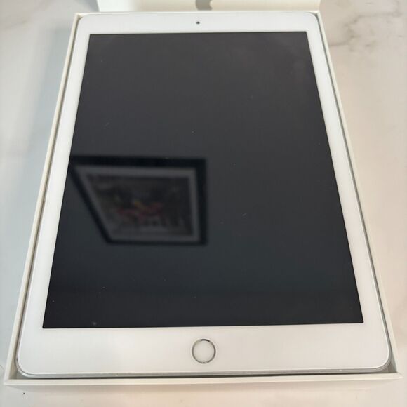 Unlocked Apple iPad 6th Gen 32GB A1954 Silver MR702LL/A Cellular WiFi 9.7" - Picture 2 of 8